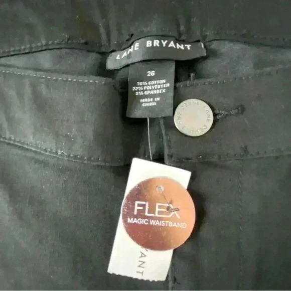 LANE BRYANT Bermuda Jean Short Flex Magic Mid Rise NWT Size 26 - Picture 3 of 7